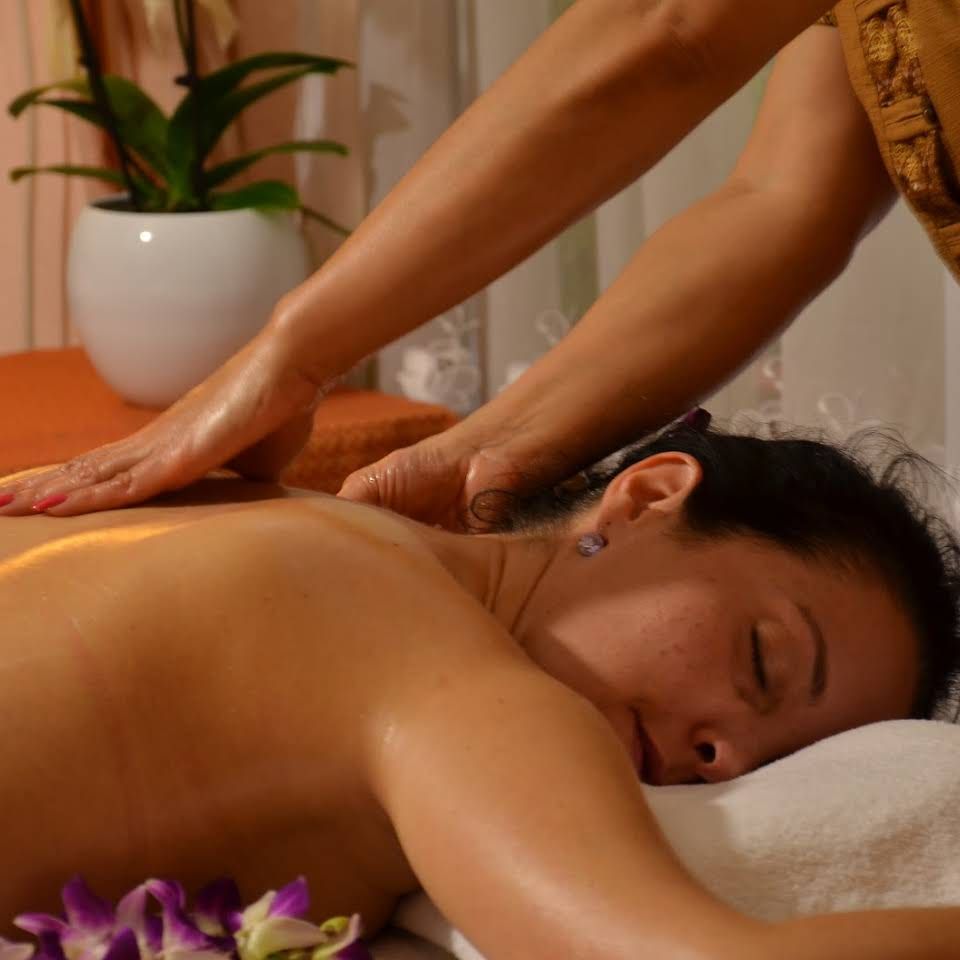 Rückenmassage mit warmem Öl bei Chang Thai Massage