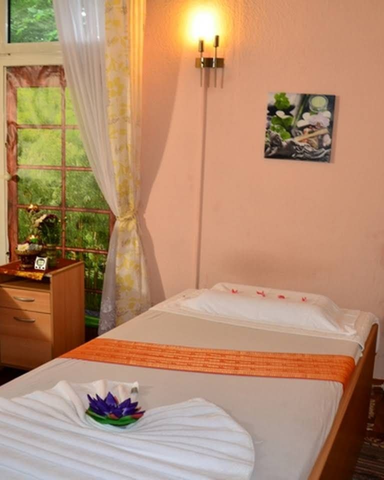 Behandlungsraum mit Massageliege am Fenster