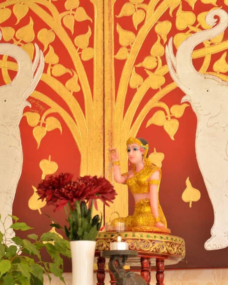 Wandmalerei im Studio in Bensheim: zwei weiße Elefanten unter einem goldenen Bodhi-Baum, davor eine thailändische Figur und rote Blumen
